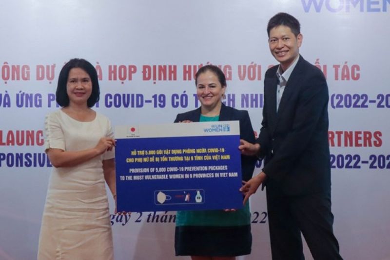 在ベトナム日本国大使館の佐々木二等書記官（写真右）、UN Womenベトナム代表のエリサ・フェルナンデス・サエンツ代表（中央）、ダナン女性組合のホアン・ティ・トゥ・フォン会長（写真左）　ⓒ VOV